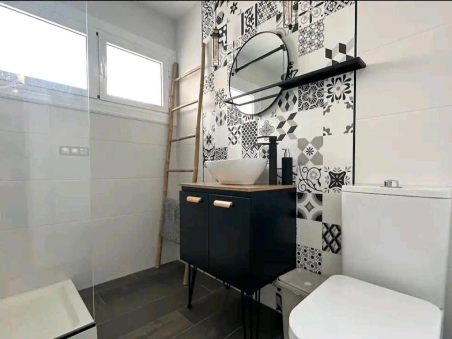 Stylish & Fully Furnished 3 Bedrooms Flat -4 Min Walk To Beautiful Beach Alicante Exterior foto